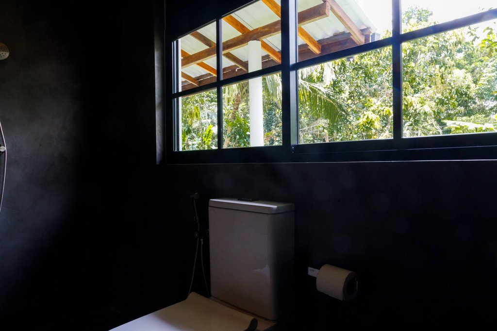 Safiya second bathroom with window