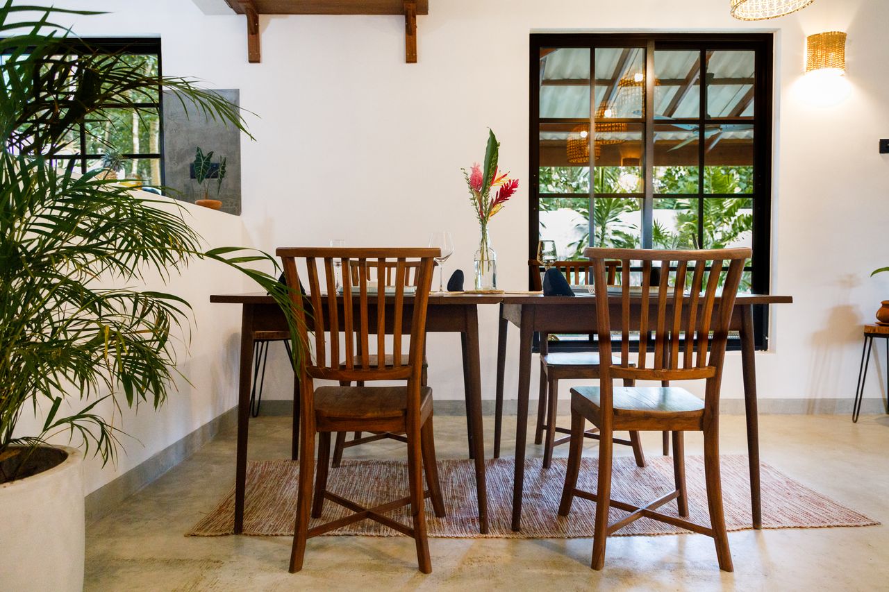 Safiya dining table