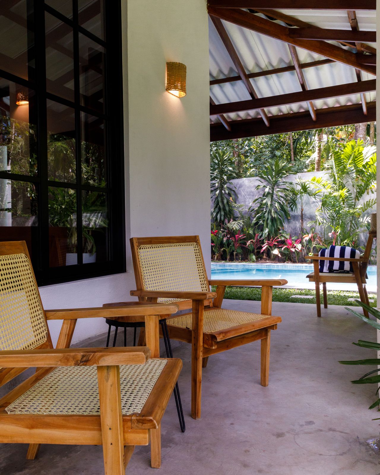 Safiya patio overlooking pool